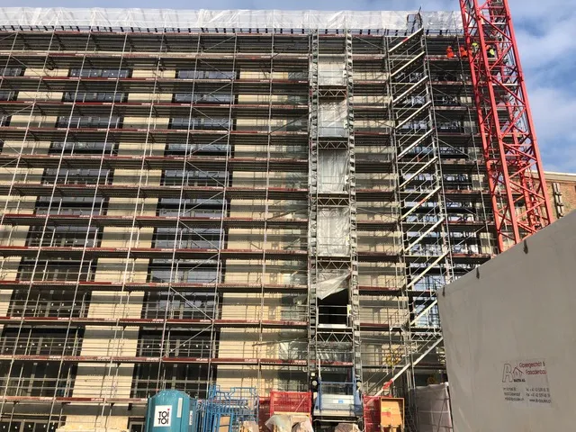 Eingerüstete Fassade während der Fassadenarbeiten