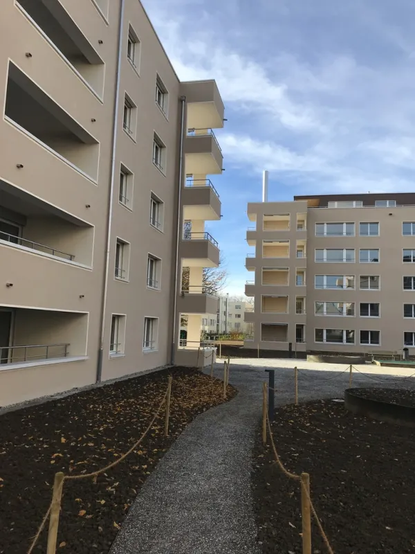 Wohnüberbauung mit verputzter Fassade und Balkonen