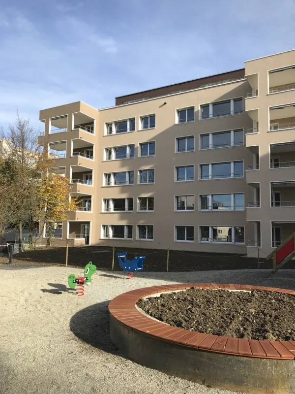 Mehrfamilienhaus mit verputzter Fassade