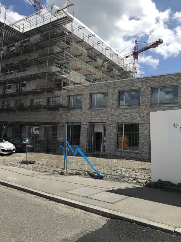 Eingerüsteter Neubau während der Bauphase