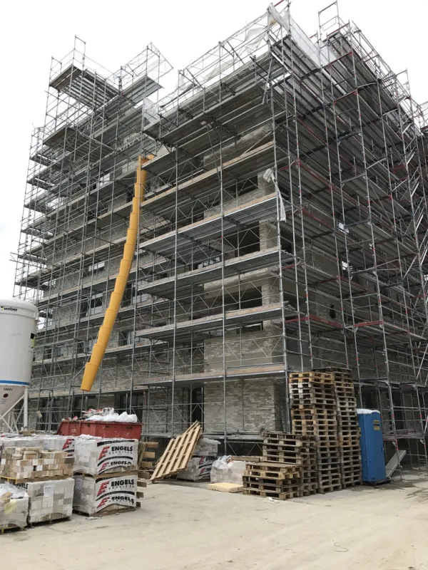 Eingerüsteter Neubau mit Fassadengerüst