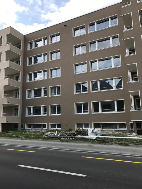 Mehrfamilienhaus mit fertiger Fassade an der Strasse