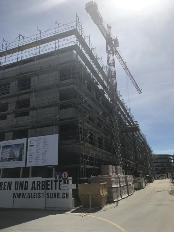 Neubau mit Gerüst während der Fassadenarbeiten