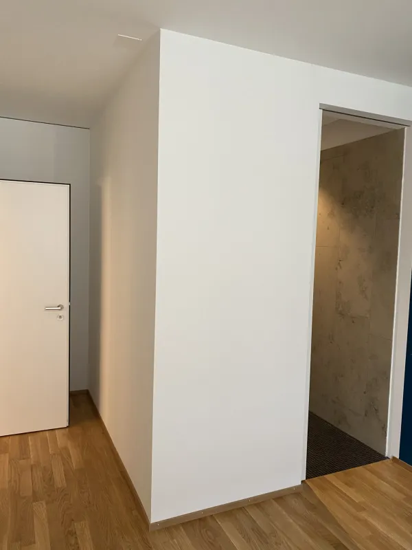 Weiss verputzter Wohnraum mit Parkettboden