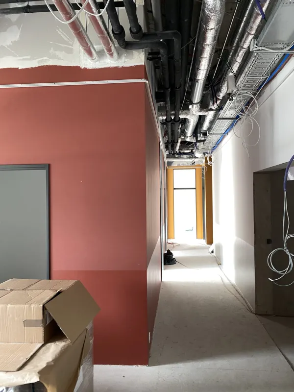 Innenausbau mit farbiger Wandfläche und Installationen