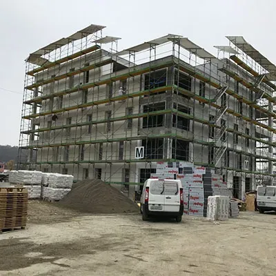Eingerüsteter Neubau während der Fassadenarbeiten