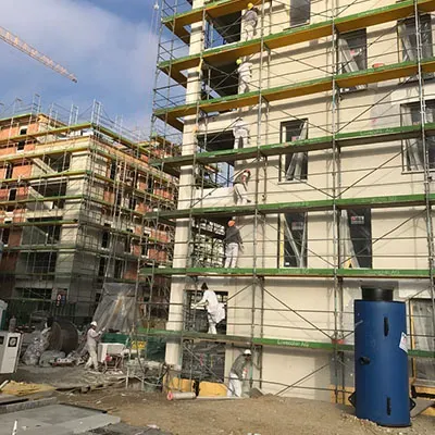 Fassadenarbeiten am Gerüst eines Mehrfamilienhauses