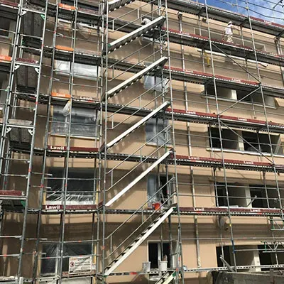 Fassadengerüst mit Treppenturm an einem Neubau