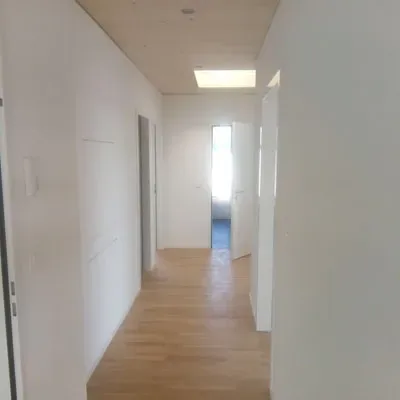 Fertig verputzter Korridor einer Wohnung
