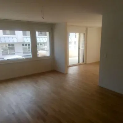Wohnraum mit weiss verputzten Wänden und Decke