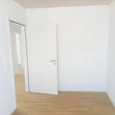 Zimmer mit glatt verputzten Wänden