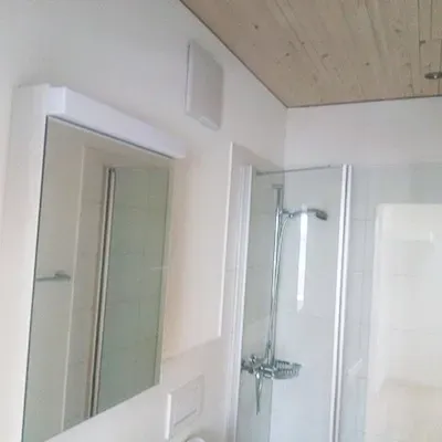 Badezimmer mit Dusche und verputzter Decke