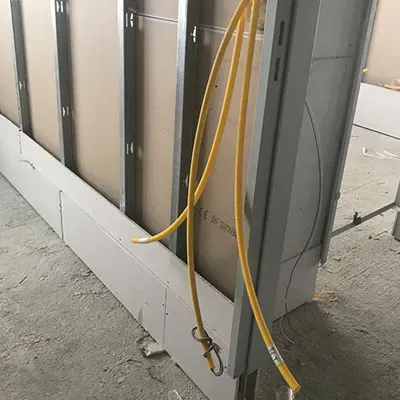 Trockenbauwand mit Metallständern und Installationen