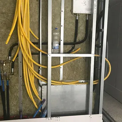 Installationswand mit Dämmung und Leitungen